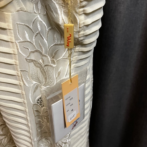 Cream dress - Picture 5 of 10